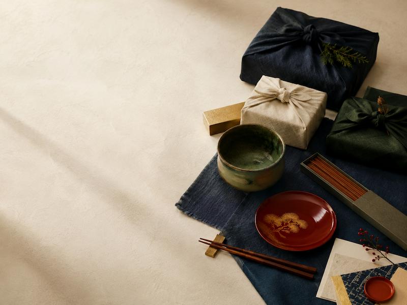 職人の手仕事による工芸品が並ぶ卓上の風景