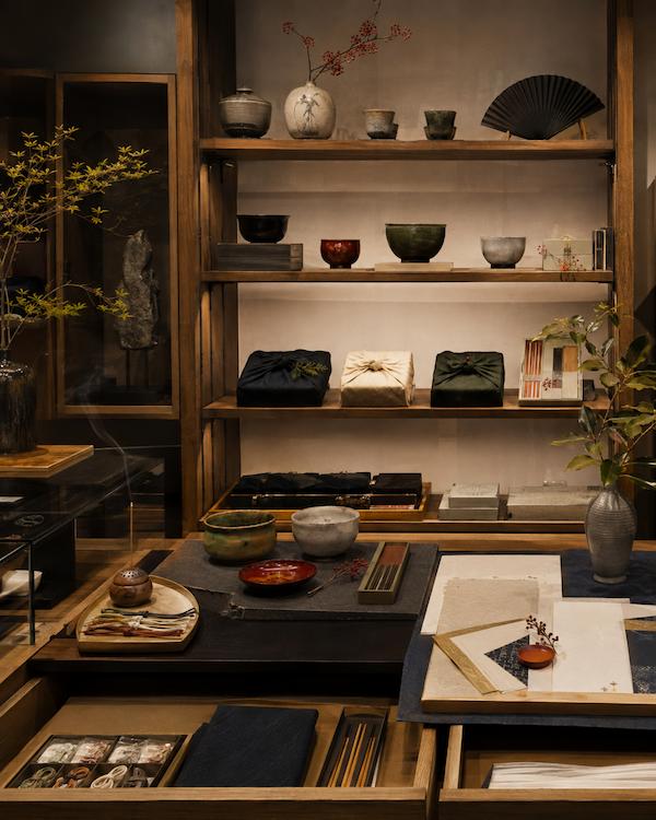 店内の商品陳列棚